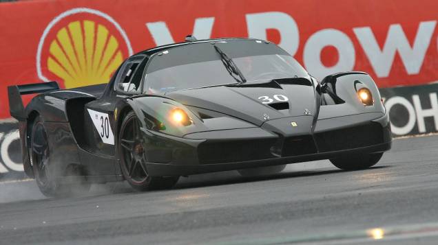 <br><br> Ferrari FXX: versão de pista da Enzo, é a única produzida na cor preta <br><br> Ferrari FXX: versão de pista da Enzo, é a única produzida na cor preta
