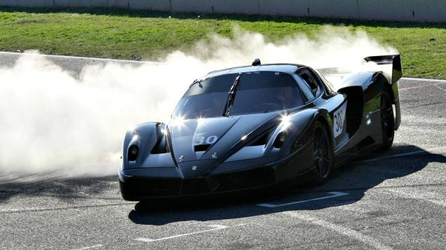 <br><br> Ferrari FXX: versão de pista da Enzo, é a única produzida na cor preta <br><br> Ferrari FXX: versão de pista da Enzo, é a única produzida na cor preta