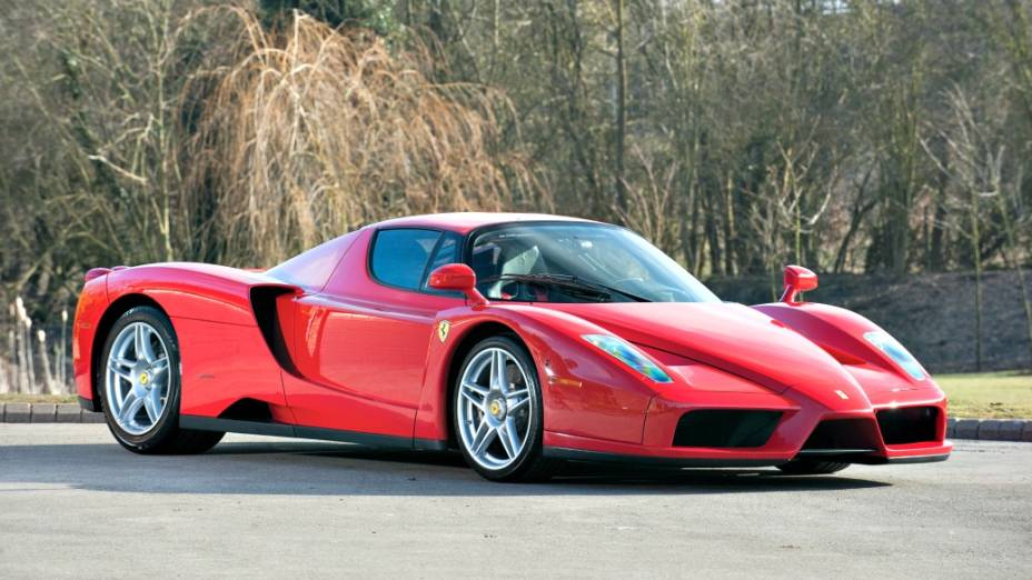  <br><br>  Ferrari Enzo: autógrafos na parte interna do capô