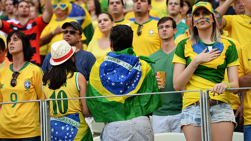 Torcida faz protesto durante Hino do Brasil na partida contra o México, nesta quarta-feira (19) em Fortaleza