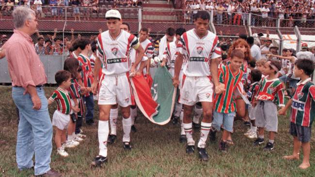 O time do Fluminense entrando no est·dio para enfrentar o Vitória, no úlltimo jogo antes do rebaixamento para a segunda divisão