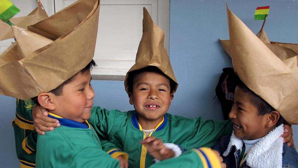 Estudantes bolivianos brincam antes das homenagens ao herói nacional Eduardo Avaroa, durante as comemorações do Dia do Mar, em La Paz