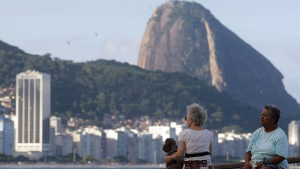 Idosas na praia de Copacabana, no Rio de Janeiro