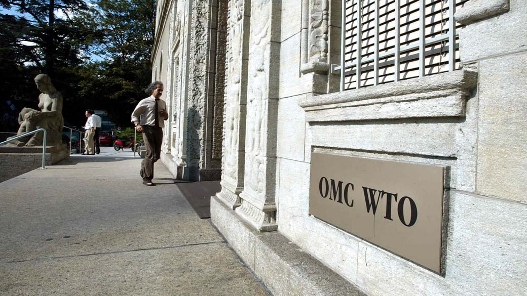 Brasil vai à OMC, critica o tarifaço e faz um alerta