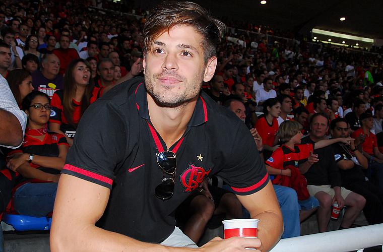 O ator Dado Dolabella se junta à torcida do Flamengo, no Maracanã, em 2008.