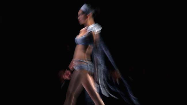 fashion-desfile-modelo-china-original.jpeg Modelo desfila durante a China Fashion Week em Pequim, na China