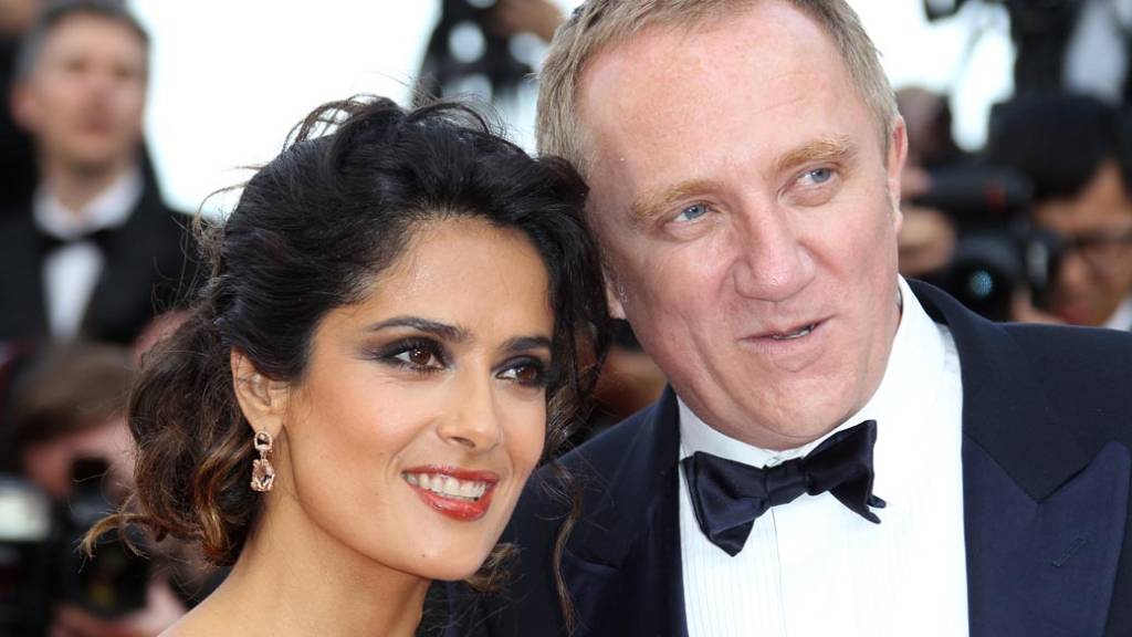 A atriz Salma Hayek com o marido, Francois-Henri Pinault, no tapete vermelho do 65º Festival de Cannes, em 18/05/2012