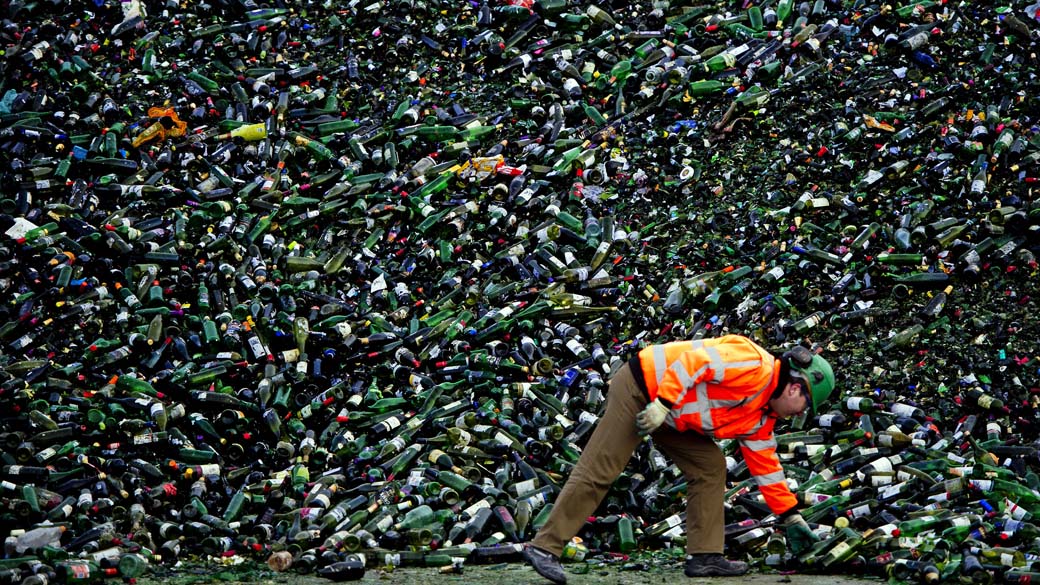 Enorme quantidade de garrafas depois do feriado de Natal em centro de reciclagem em Heijningen, Holanda