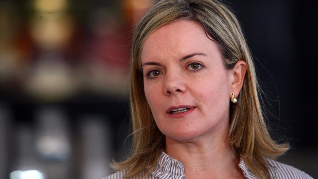 A ministra-chefe da Casa Civil, Gleisi Hoffman, anuncia o novo salário mínimo