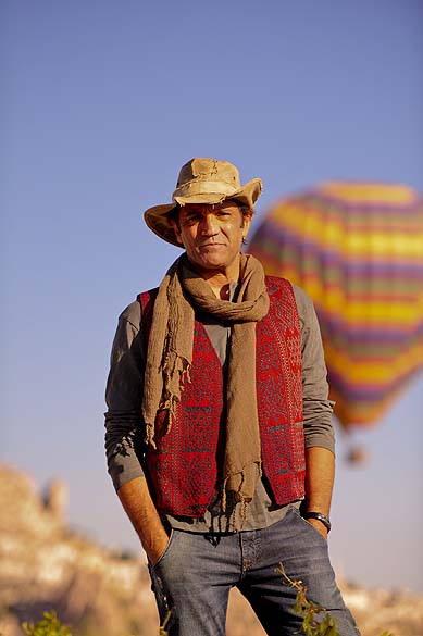 Zyah (Domingos Montagner) durante gravações da nova novela da Globo Salve Jorge