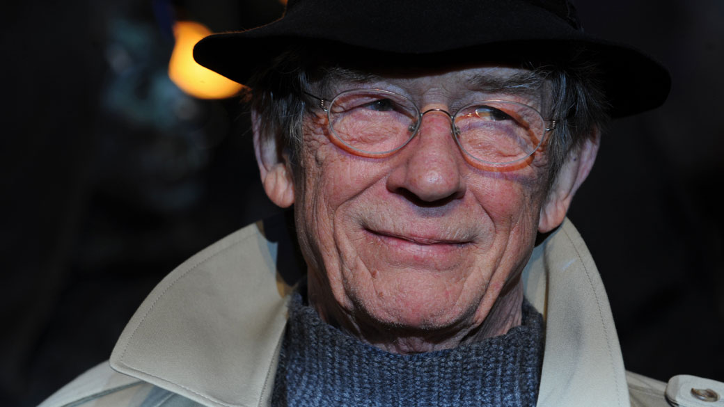 John Hurt chega à pré-estreia de “Harry Potter e as relíquias da morte: parte 1”