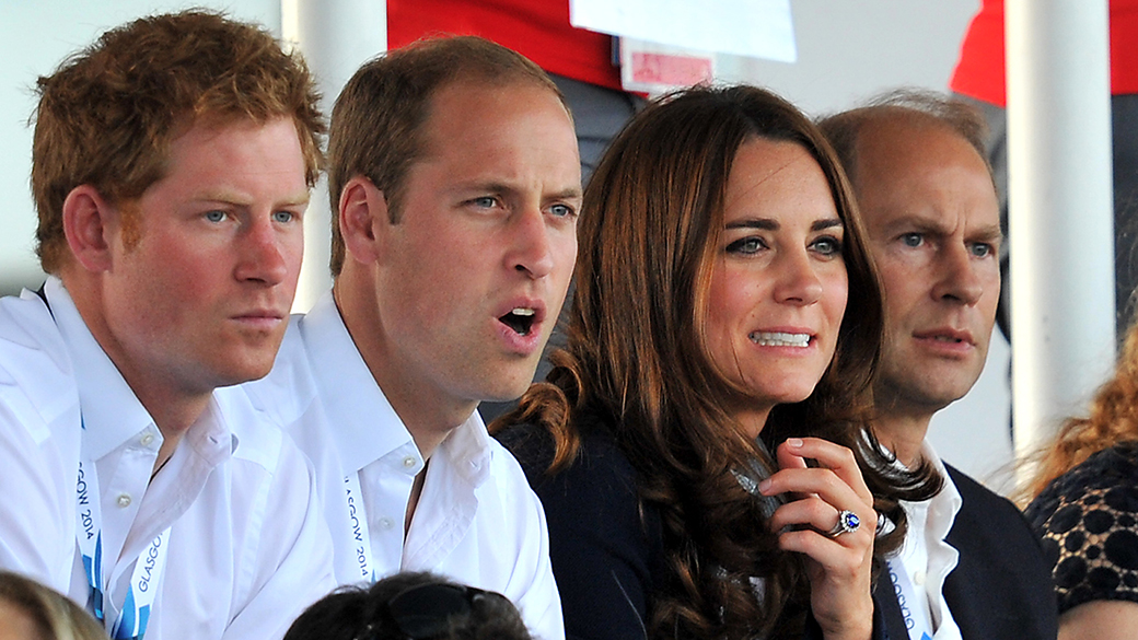 Príncipe Harry, príncipe William e sua esposa Catherine, membros da realeza britânica, assistem a uma partida de hóquei, no Centro Nacional de Glasgow, na Escócia
