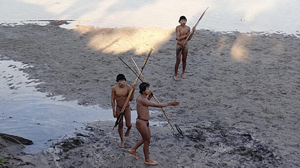 A Funai (Fundação Nacional do Índio) do Brasil divulgou imagens nesta quarta-feira (30) mostrando tribo que vive em isolamento, na região do Alto Envira, na selva amazônica, no estado do Acre - Brasil