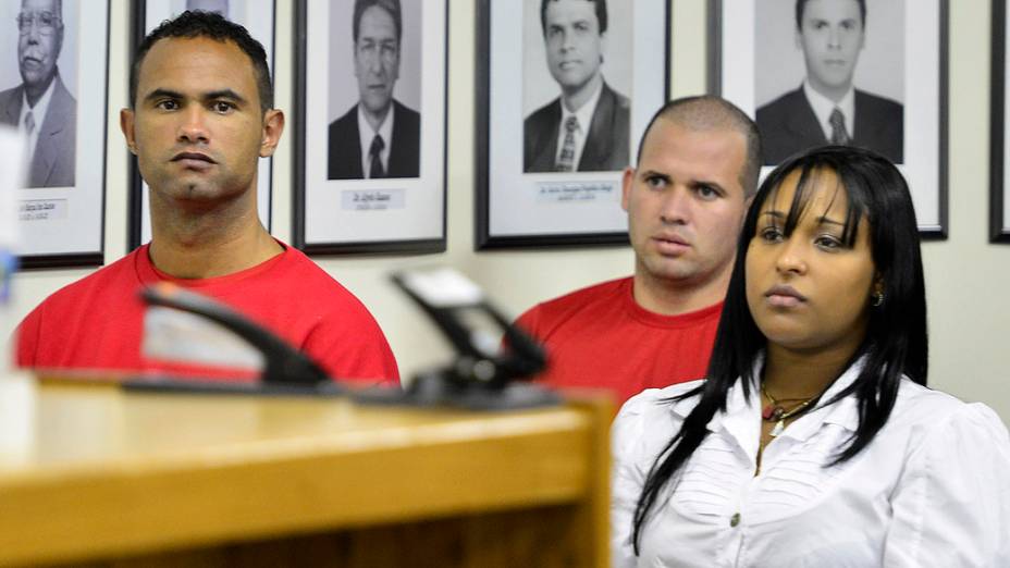 Bruno, Luiz Henrique Romão e Dayanne Rodrigues do Carmo na sala de audiência do Fórum de Contagem, Minas Gerais