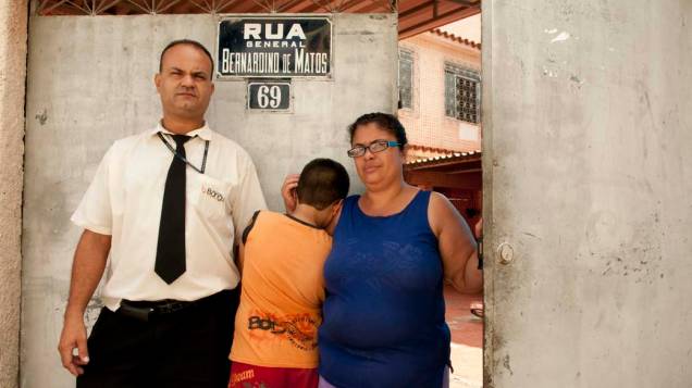 Lucia Regina da Silva, com o marido Marcos Aurelio da Silva e o filho Marcos Vinicius, aluno da Escola Municipal Tasso da Silveira, no bairro Realengo, Rio de Janeiro<br> Lucia Regina da Silva, com o marido Marcos Aurelio da Silva e o filho Marcos Vinicius, aluno da Escola Municipal Tasso da Silveira, no bairro Realengo, Rio de Janeiro<br>