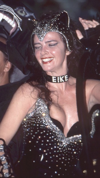luma-coleira-19980222-original.jpeg Luma de Oliveira no carnaval de 1998, usa coleira com o nome de seu então marido Eike Batista