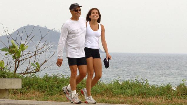 Nívea Stelmann e Marcos Paulo caminhando pela orla da praia da Barra Nívea Stelmann e Marcos Paulo caminhando pela orla da praia da Barra