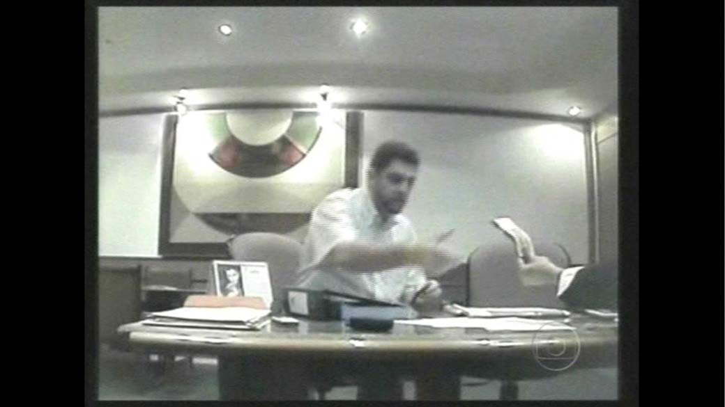 Reprodução de vídeo gravado por Durval Barbosa, secretário de Relações Institucionais do governador de BrasÌlia, José Roberto Arruda, mostrando o deputado Junior Brunelli, corregedor da Câmara Legislativa, recebendo um maço de notas no gabinete de Barbosa