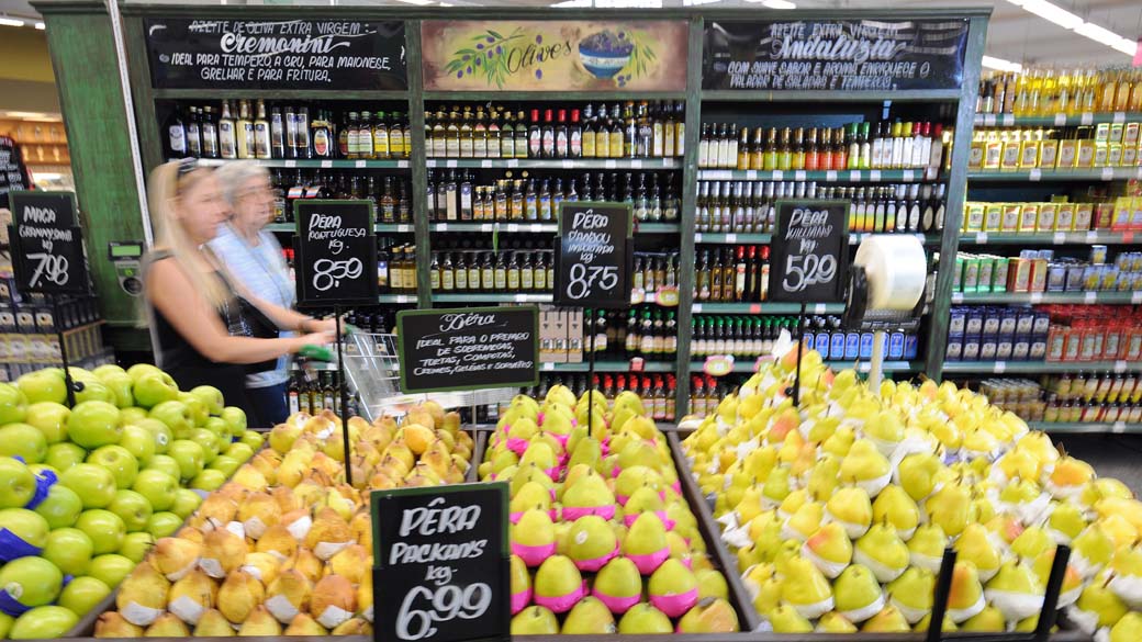 Estande de frutas em supermercado da rede Pão de Açúcar, no bairro do Butantã