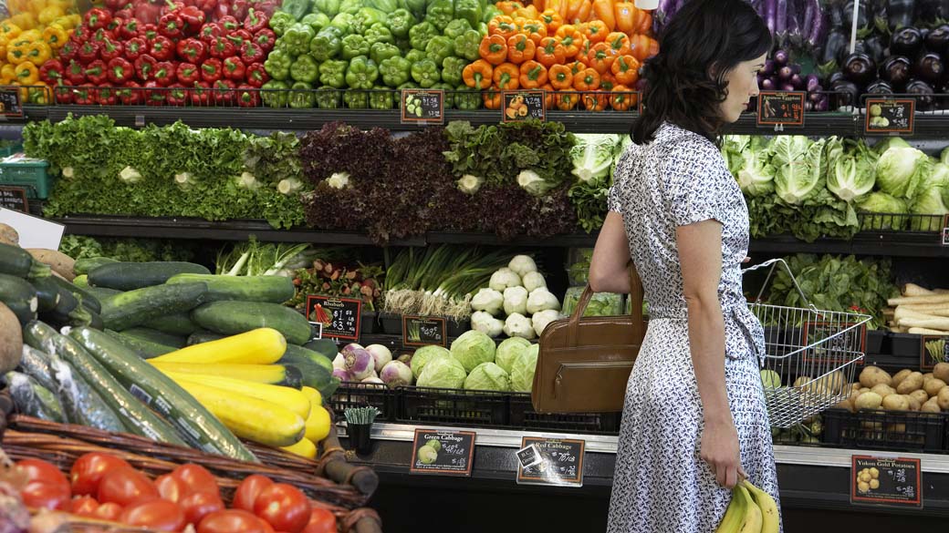 Consumidora na sessão de verduras de um supermecado