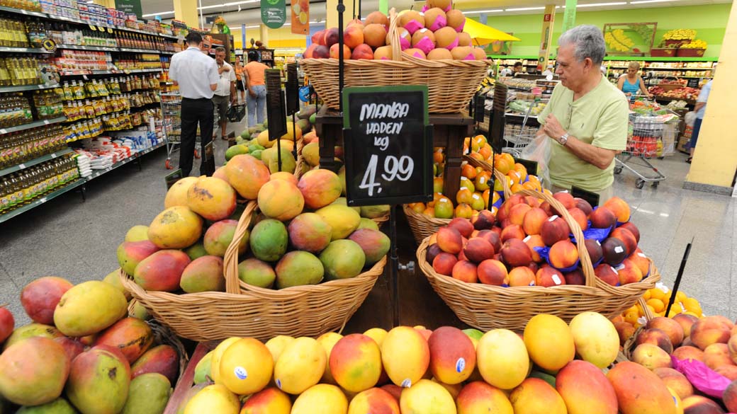 Estande de frutas em supermercado da rede Pão de Açúcar, no bairro do Butantã