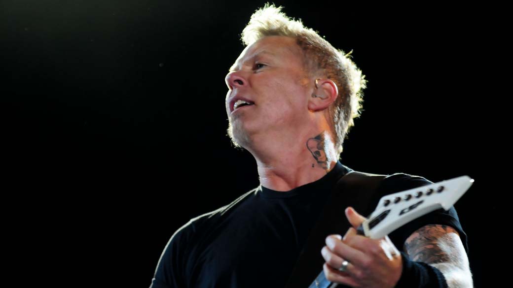 O vocalista James Hetfield durante o show do Metallica no palco Mundo, no terceiro dia do Rock in Rio, em 25/09/2011