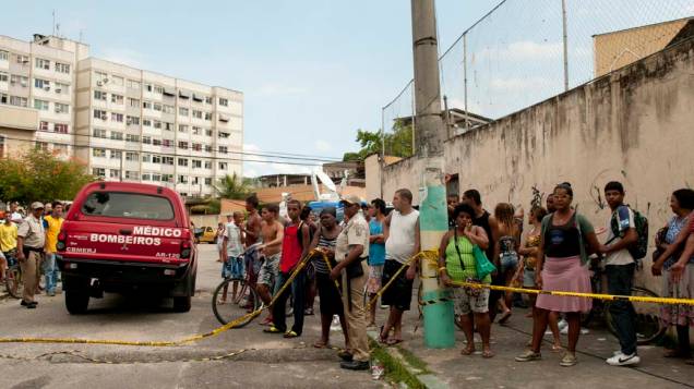 Moradores em frente a Escola Municipal Tasso da Silveira, no bairro Realengo, Rio de Janeiro Moradores em frente a Escola Municipal Tasso da Silveira, no bairro Realengo, Rio de Janeiro