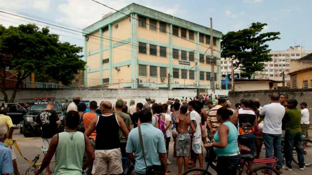 Moradores em frente a Escola Municipal Tasso da Silveira, no bairro Realengo, Rio de Janeiro Moradores em frente a Escola Municipal Tasso da Silveira, no bairro Realengo, Rio de Janeiro