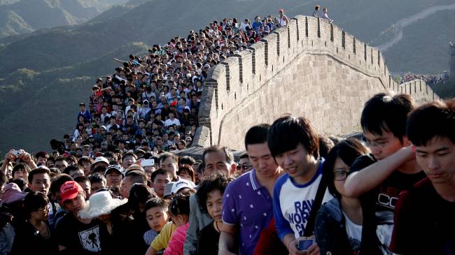 Milhares de turistas visitam a Muralha da China nesta quinta-feira durante o feriado do Dia Nacional do país