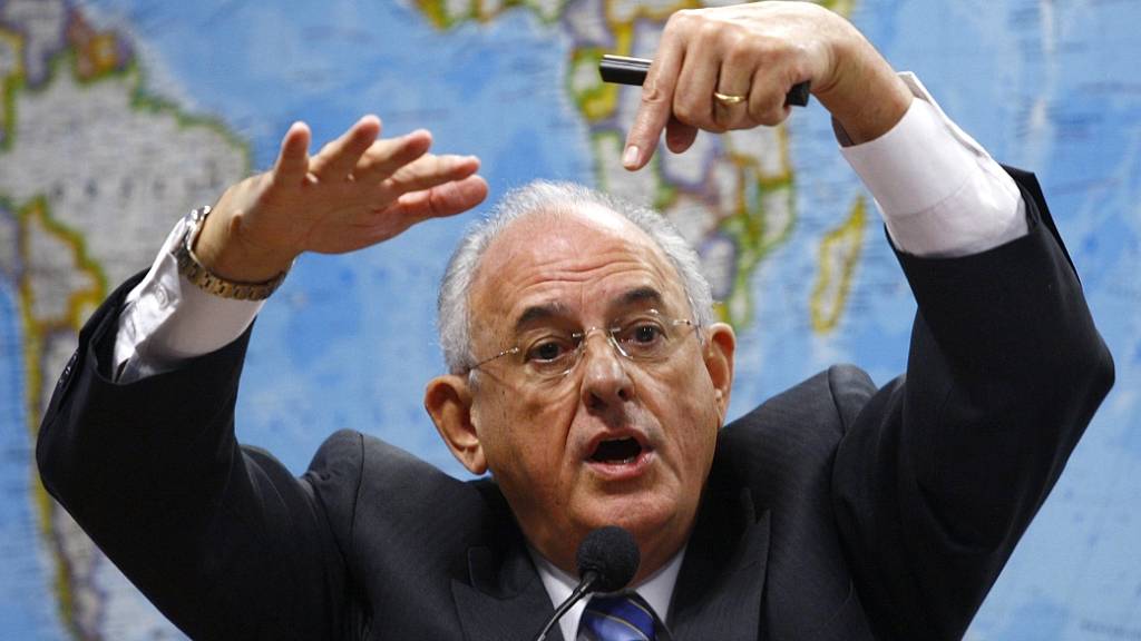 O candidato atropela o juiz