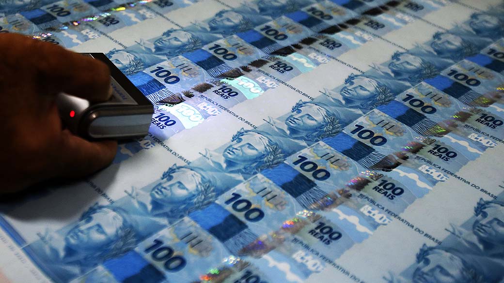 Funcionário faz checagem de notas na Casa da Moeda no Rio de Janeiro