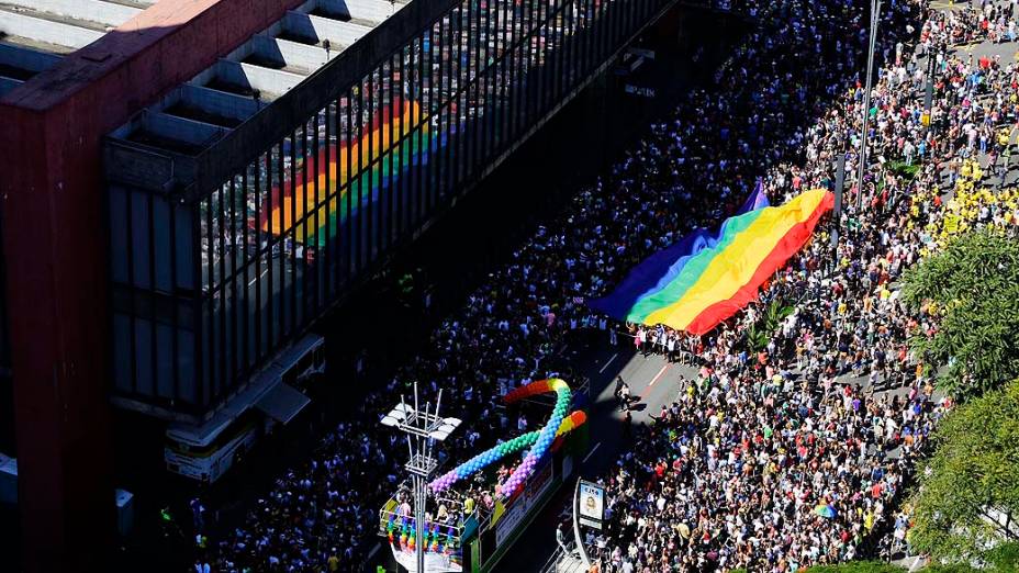 Participantes concentrados para a 18ª Parada do Orgulho de Lésbicas, Gays, Bissexuais, Travestis e Transexuais de São Paulo, que acontece neste domingo (04), na Avenida Paulista, região central da capital paulista. O evento é organizado pela Associação da Parada do Orgulho GLBT de São Paulo (APOGLBT)