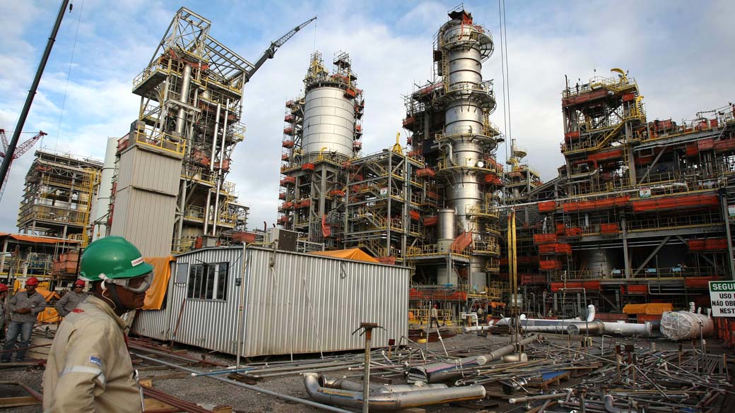 Operário na construção da Petroquímica Suape, no Porto de Suape em Ipojuca, Pernambuco