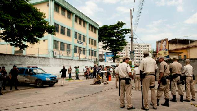 Policiais em frente a Escola Municipal Tasso da Silveira, no bairro Realengo, Rio de Janeiro Policiais em frente a Escola Municipal Tasso da Silveira, no bairro Realengo, Rio de Janeiro