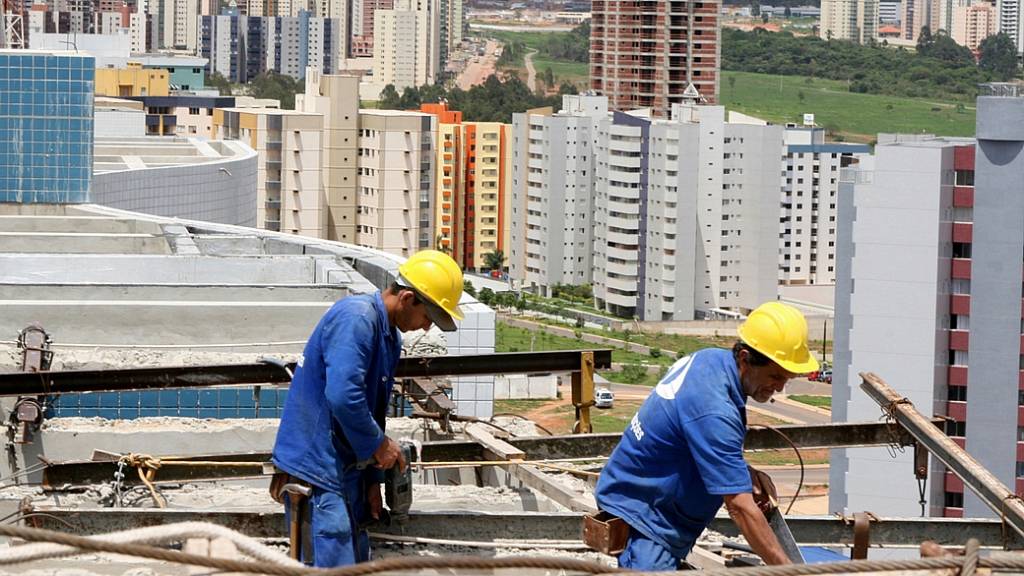 Construtoras recorrem a fundos privados após restrições da Caixa