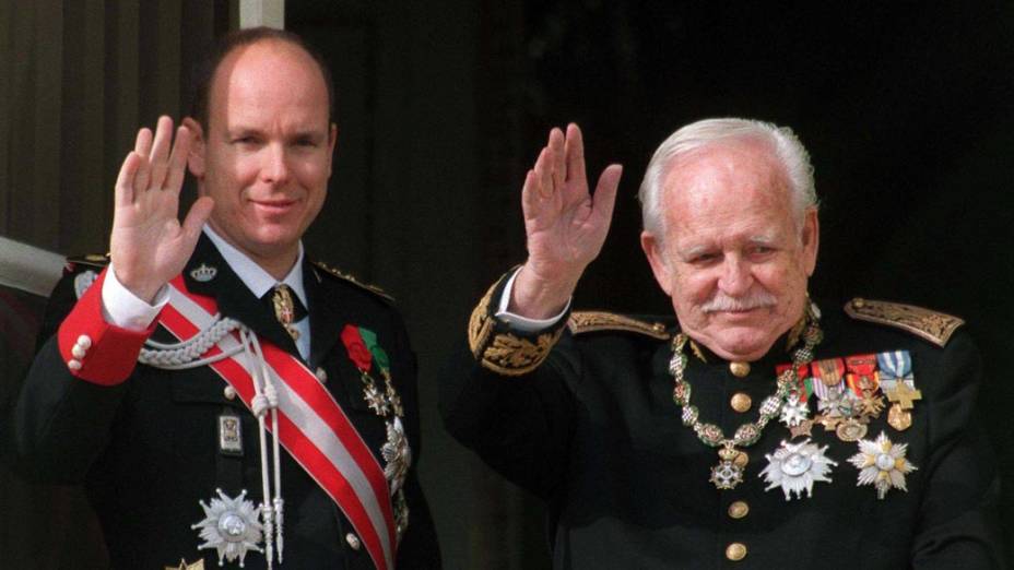 Príncipe Albert com seu pai, o príncipe Rainier em Mônaco, 2001 Príncipe Albert com seu pai, o príncipe Rainier em Mônaco, 2001