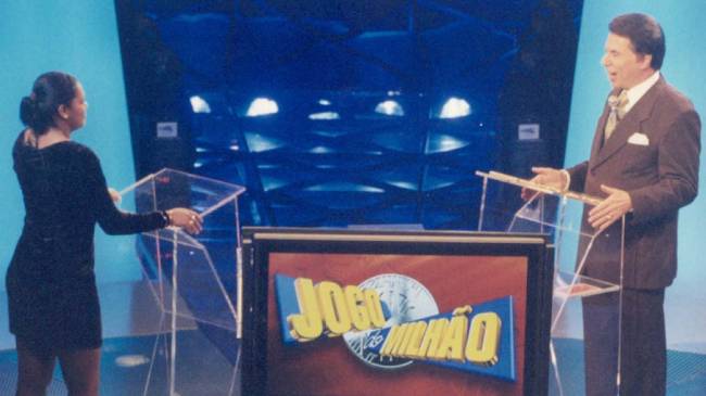 Silvio Santos apresenta o Jogo do Milhão, em 1999