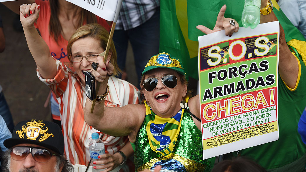 Manifestantes fazem ato pela intervenção militar no Masp, na Avenida Paulista, em São Paulo (SP), neste sábado (06). Um outro grupo faz manifestação pró-Aécio Neves no mesmo local