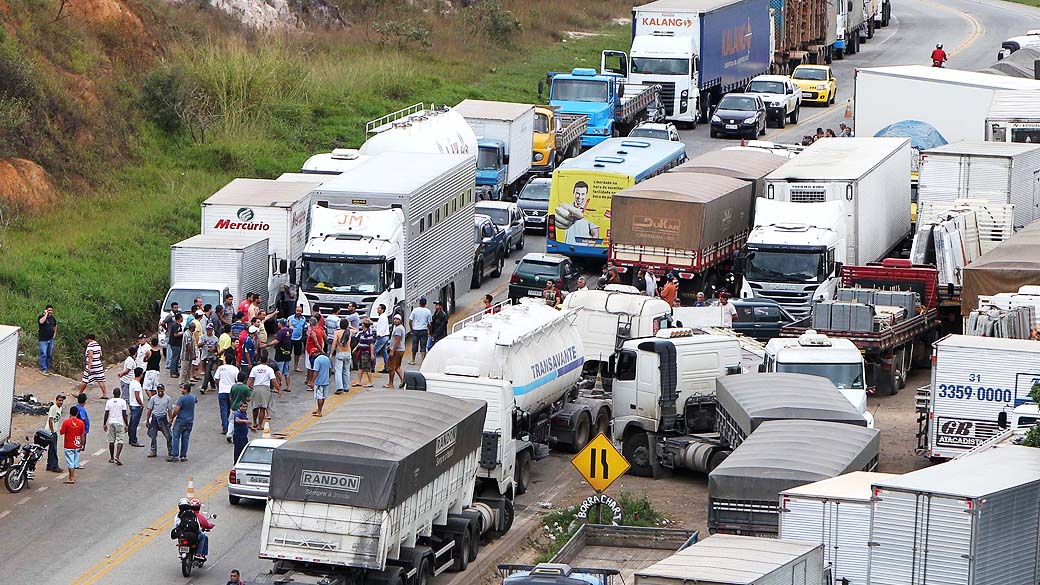 Caminhoneiros em protesto bloquearam a pista do km 359 da BR 381 na altura da cidade de João Monlevade (MG), na terça-feira (02)