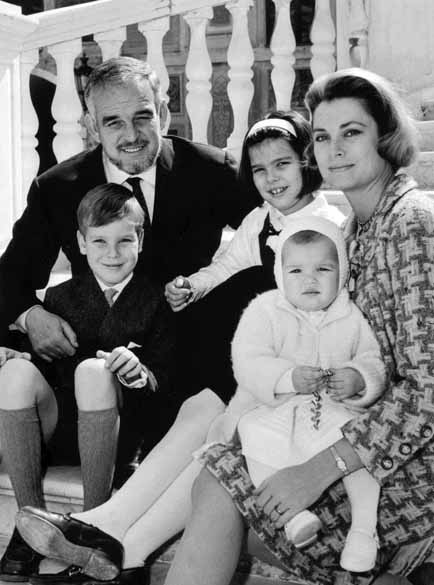 Foto sem data da Família Real de Mônaco. Da esquerda para a direita: Princípe Albert, príncipe Rainier, princesa Caroline e Grace Kelly com Stephanie no colo Foto sem data da Família Real de Mônaco. Da esquerda para a direita: Princípe Albert, príncipe Rainier, princesa Caroline e Grace Kelly com Stephanie no colo