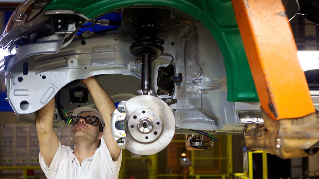 Linha de montagem na fábrica da General Motors em Glórinha, no Rio Grande do Sul