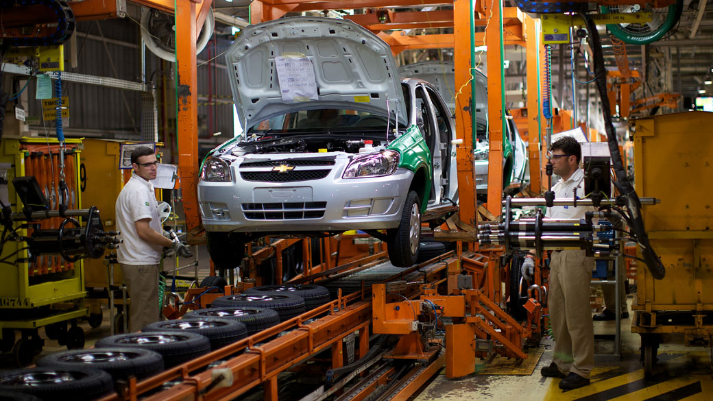 Linha de montagem na fábrica da General Motors em Glórinha, no Rio Grande do Sul