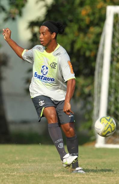 Olhar para um lado, bola para o outro: um dos passes com a marca de Ronaldinho Gaúcho no treino coletivo de segunda-feira