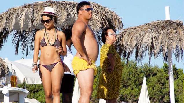 Ronaldo com Bia Antony e a mãe Sônia Nazário, em Ibiza, em 2011 Ronaldo com Bia Antony e a mãe Sônia Nazário, em Ibiza, em 2011