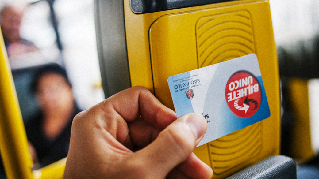 Bilhete único, utilizado para pagamento das passagens do transporte público em São Paulo