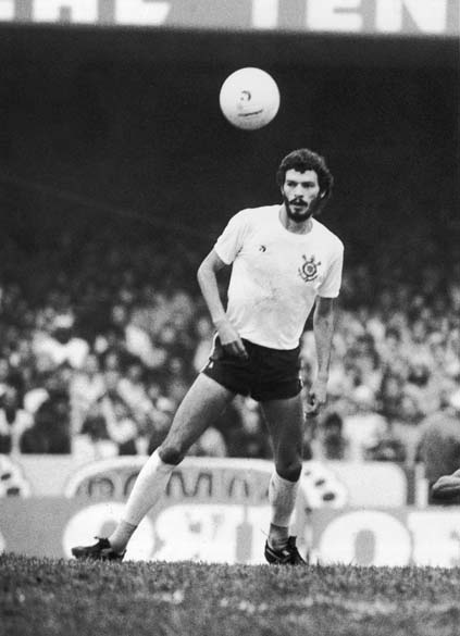 Sócrates durante jogo do Corinthians, 1981