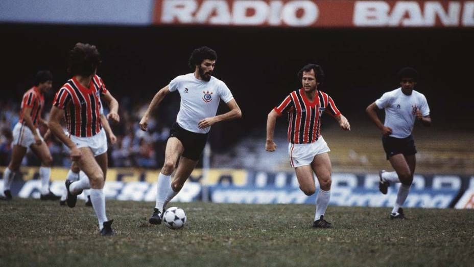 Sócrates durante jogo entre Corinthians e São Paulo, 1983