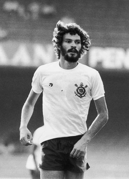 Sócrates durante jogo do Corinthians, 1983