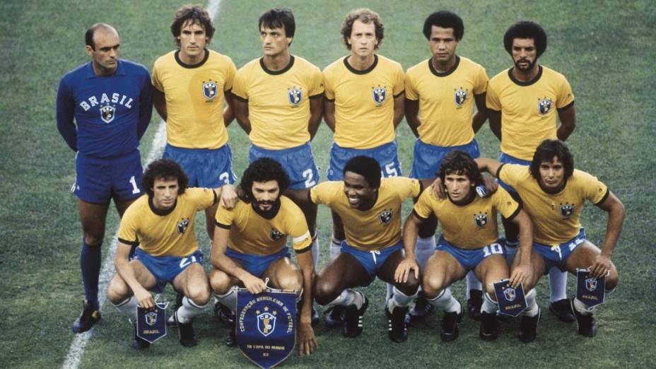 Seleção brasileira durante jogo pela Copa do Mundo da Espanha, 1982. Em pé: Valdir Peres, Oscar, Leandro, Falcão, Luisinho e Júnior; agachados: Dirceu, Sócrates, Serginho, Zico e Éder.