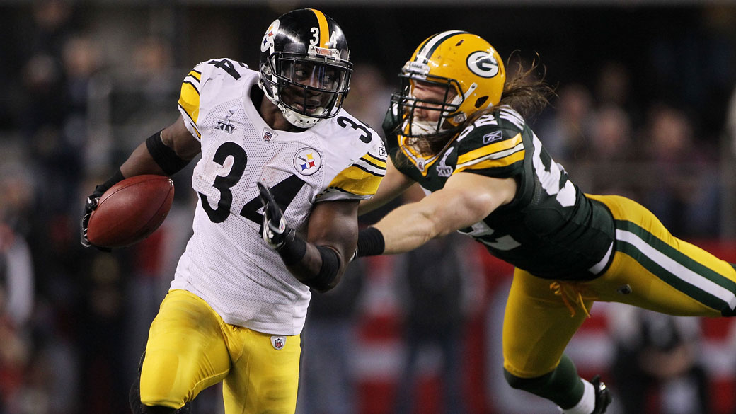 Clay Matthews, do Green Bay Packers, tenta para Rashard Mendenhall durante o jogo do Super Bowl XLV